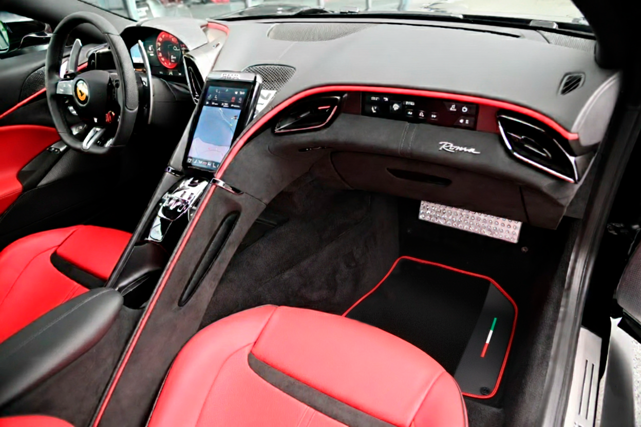 Tapis de voiture noir pour Ferrari Roma (2021-2024) avec cuir et accents rouges - AutoWin