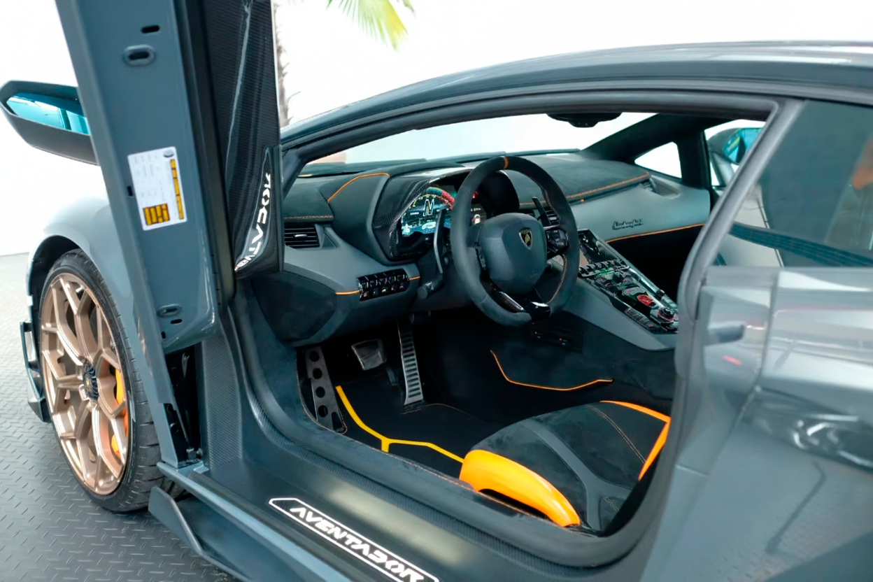 Customizable Leather Floor Mats with Square Pattern for Lamborghini Huracan EVO (2019-2024) - AutoWin