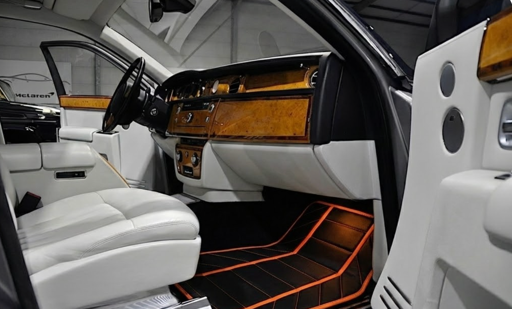 Tapis de voiture en cuir noir personnalisé pour Rolls-Royce Phantom VIII (2017-2024) - ER56 Design