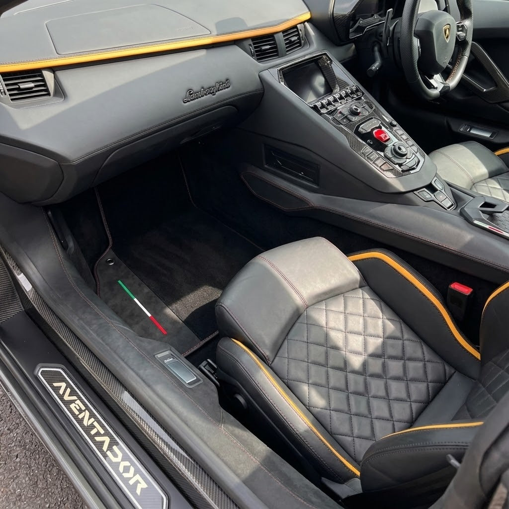Mukautettavat mustat auton matot Lamborghini Aventador SV:lle Alcantara-nahasta
