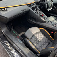 Alfombrillas de coche negras personalizables para Lamborghini Aventador SVJ con cuero Alcantara