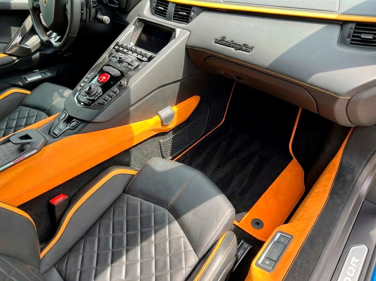Tappetini personalizzabili neri per auto per Lamborghini Aventador con pelle Alcantara arancione