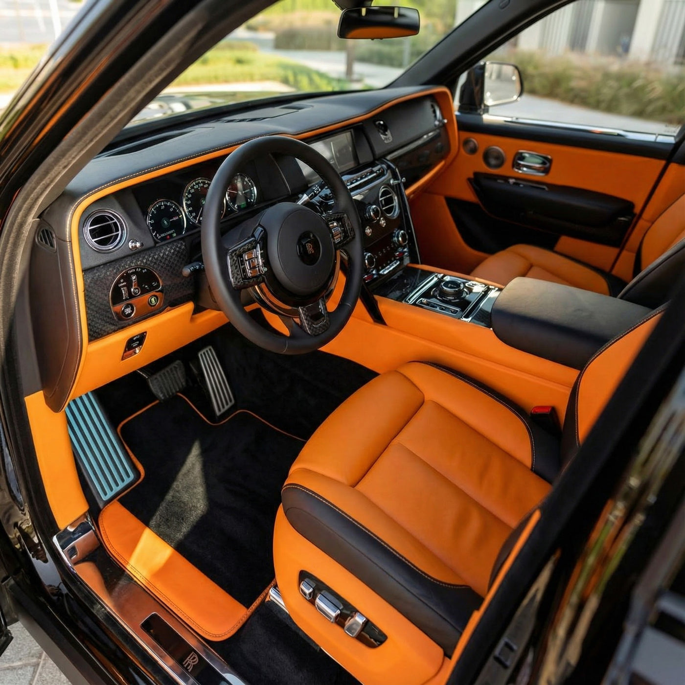Tappetini auto neri personalizzati per Rolls Royce Cullinan con pelle arancione