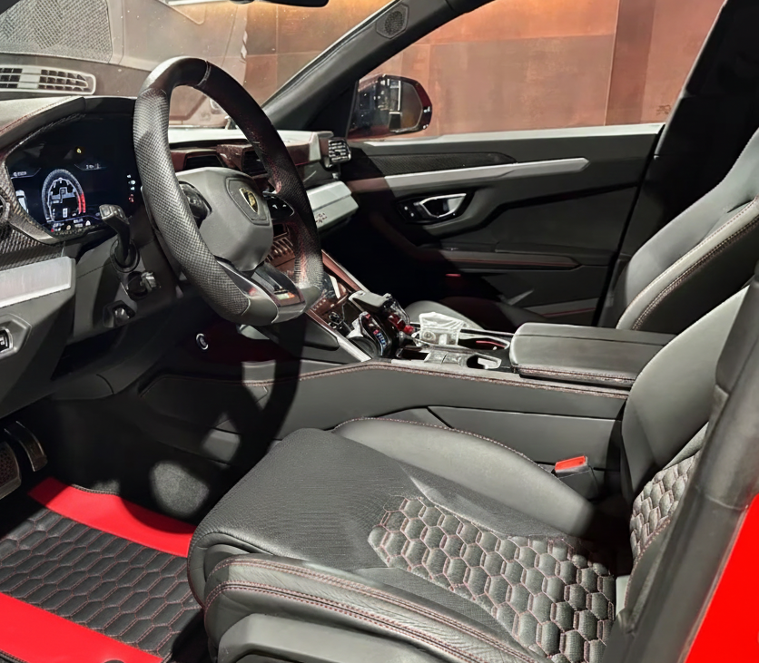 Tappetini in Pelle Nera Personalizzabili per Lamborghini Urus S con Pelle Nappa Rossa