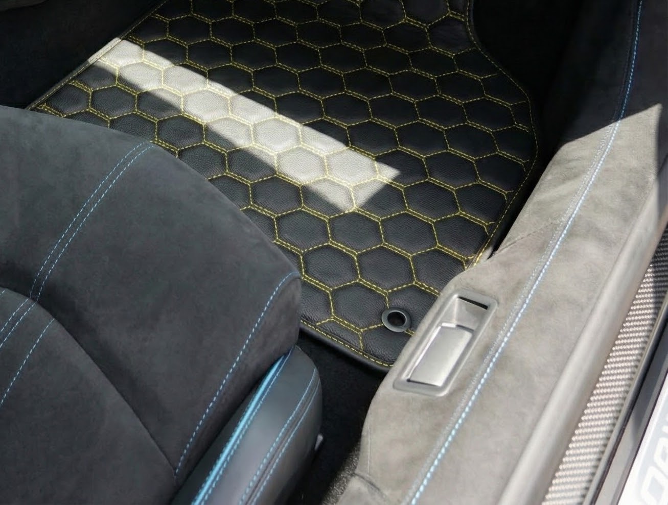 Customizable Black Floor Mats for Lamborghini Centenario (2016-2017) with Carbon Fiber - AutoWin.EU