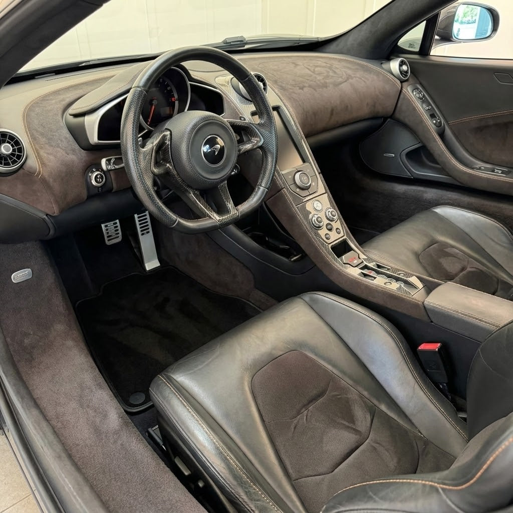 Customizable Leather Floor Mats with Hex Pattern for McLaren MP4-12C (2011–2014) - AutoWin