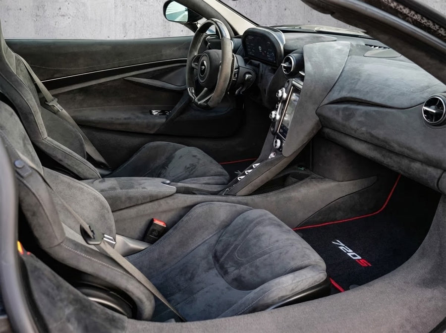 Alfombrillas de coche para McLaren 720S negras a medida con ribete rojo