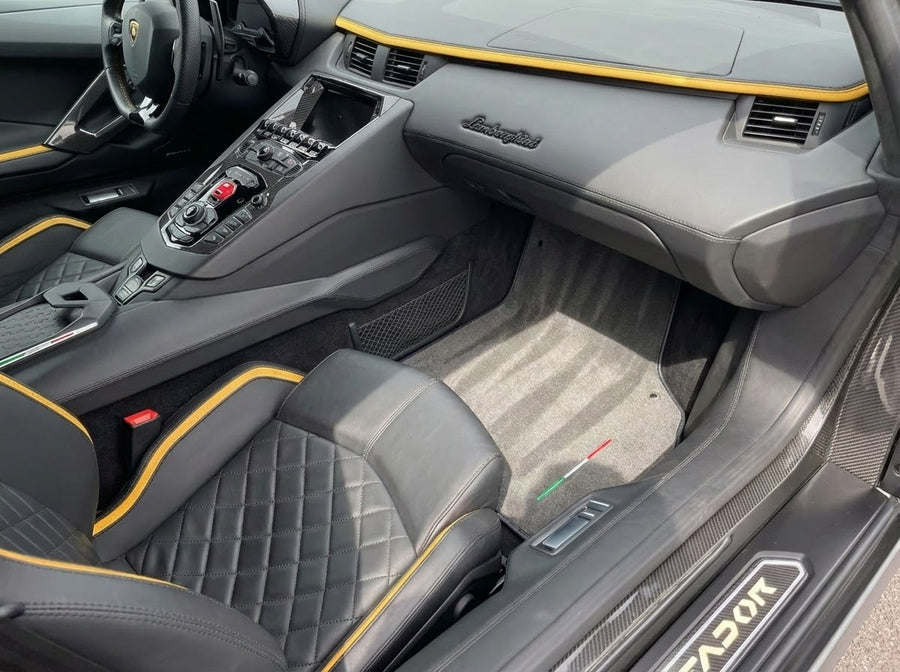 Anpassbare Fußmatten für Lamborghini Aventador, grauer Teppich