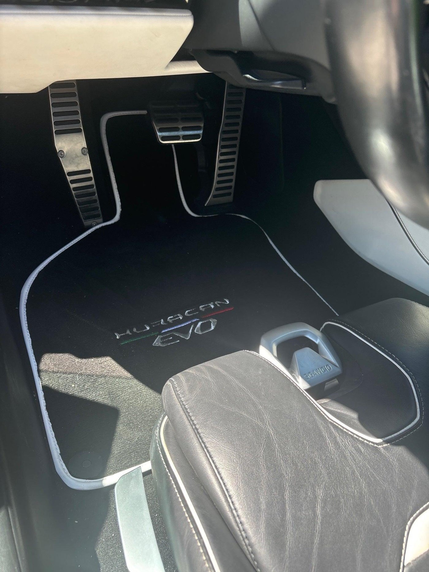 Black Floor Mats for Lamborghini Huracan EVO (2014-2023) with White Trim - AutoWin