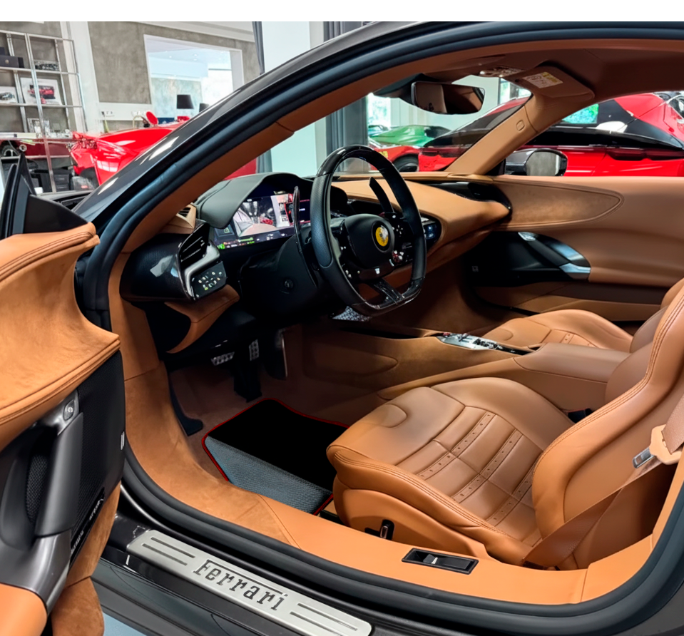 Tappeti per auto neri per Ferrari SF90 Stradale (2019-2024) con rifinitura rossa