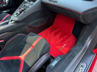 Anpassbare Fußmatten für Lamborghini Aventador, roter Teppich