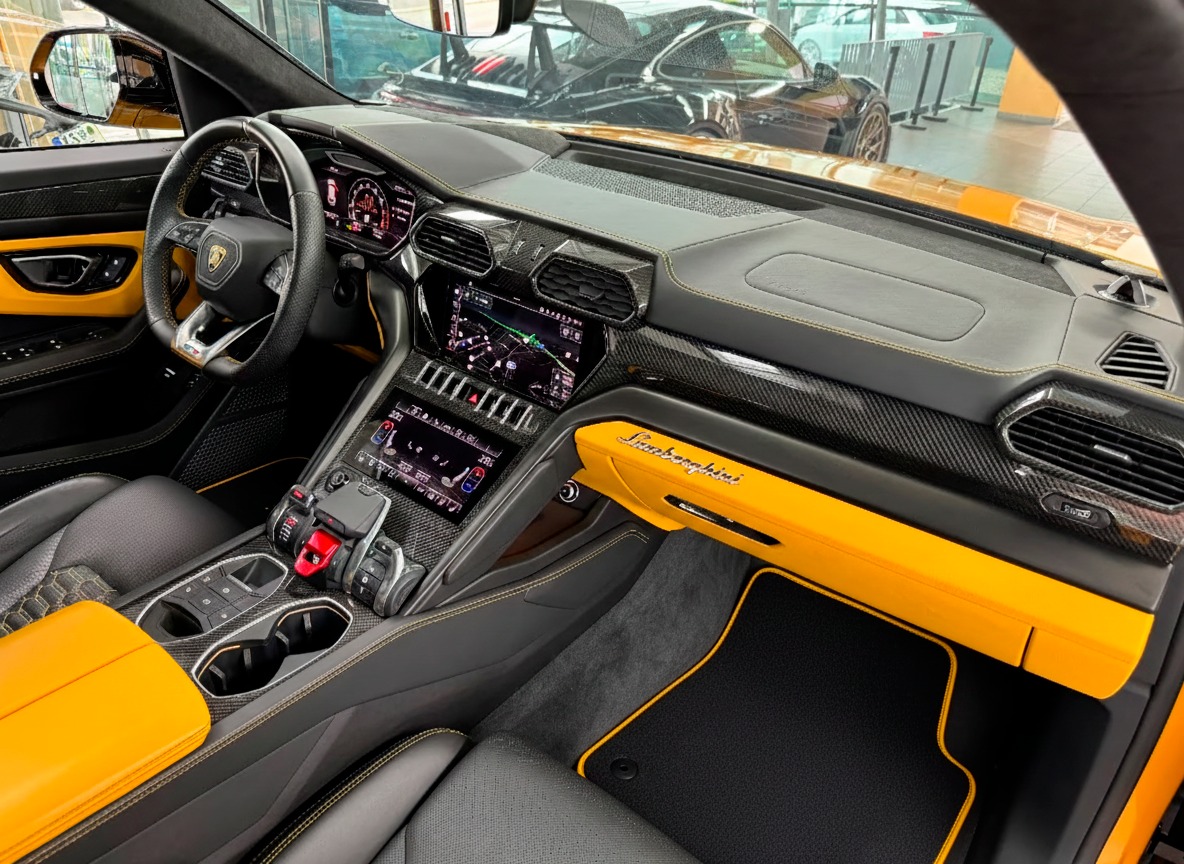 Tapis de voiture personnalisables pour Lamborghini Urus noirs sur mesure avec des bordures jaunes