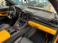 Tapis de voiture personnalisables pour Lamborghini Urus noirs sur mesure avec des bordures jaunes