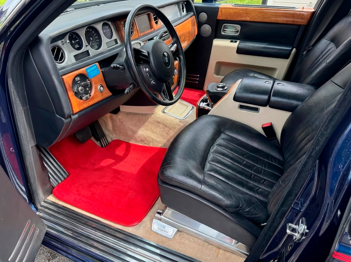 Interior look of floor mats for Floor Mats For Rolls Royce Phantom 2003–2016 Red