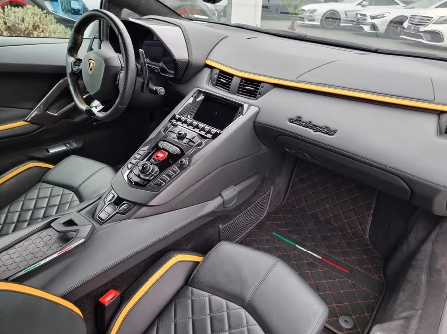 Alfombrillas de coche personalizables de cuero Alcantara para Lamborghini Aventador | Costura roja