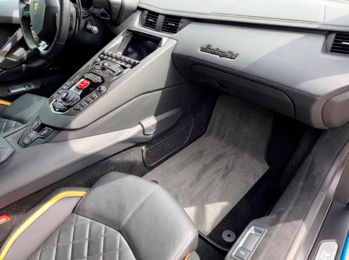 Tappetini auto grigi personalizzabili per Lamborghini Aventador in pelle Alcantara