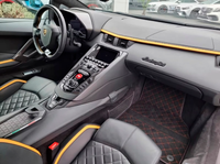 Tapis de voiture en cuir Alcantara personnalisables pour Lamborghini Aventador | Coutures rouges