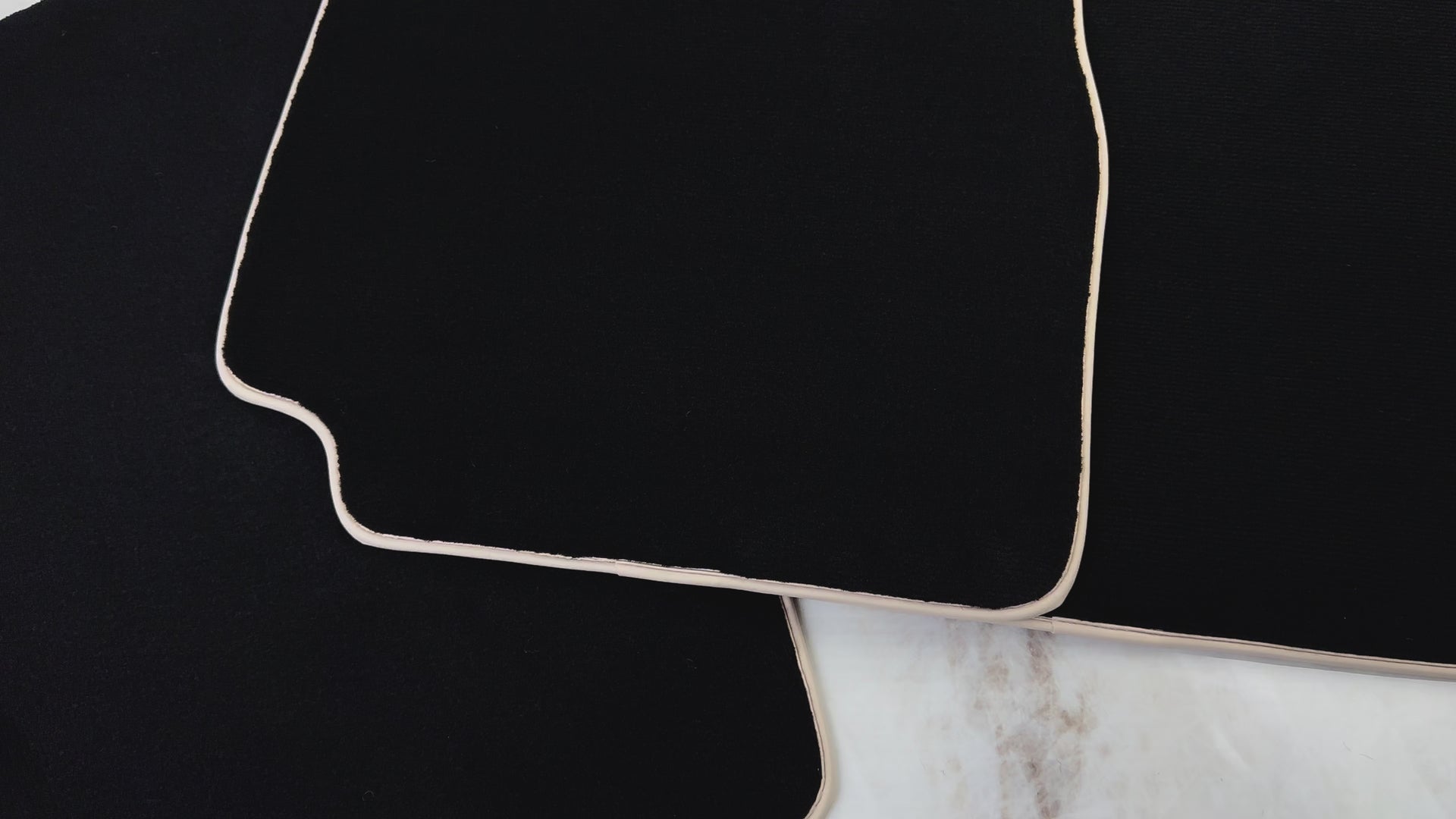 سجاد سيارات أسود لنيسان باترول (1988-1998) | حواف بيج - AutoWin