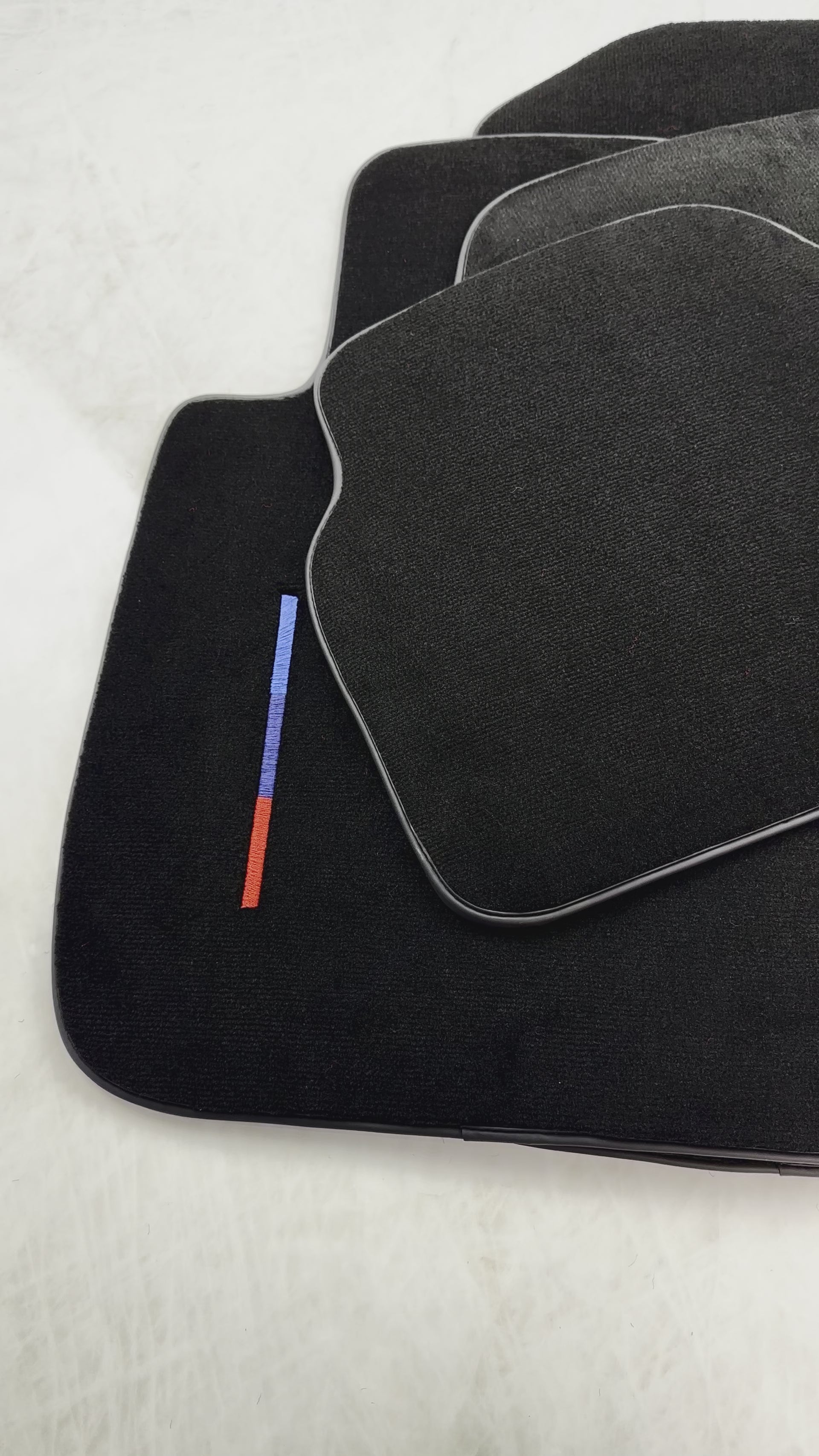 Tappetini neri per BMW M3 4 porte E90 con 3 strisce colorate su misura, vestibilità perfetta - AutoWin