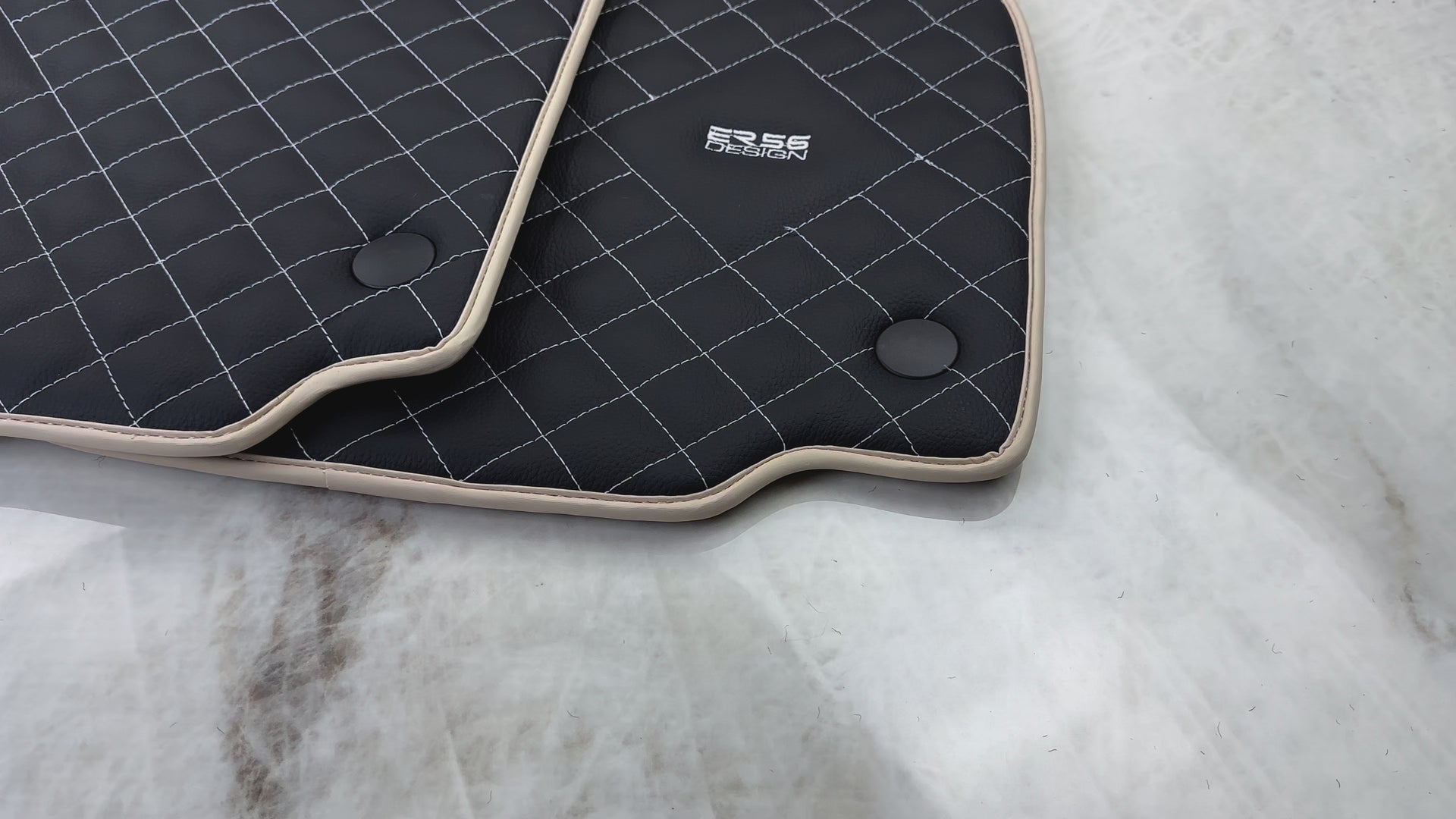 Tappetini in pelle per Ferrari 488 Spider 2015-2022 con cucitura bianca design ER56 | Bordo beige - AutoWin