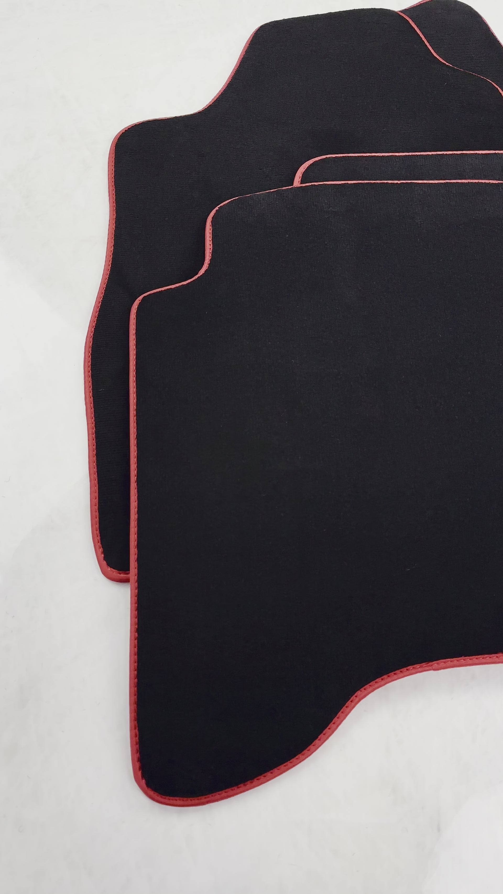 سجاد سيارات أسود لتويوتا لاند كروزر 90 (1997-2003) حدود حمراء | تصميم ER56 - ER56 Design