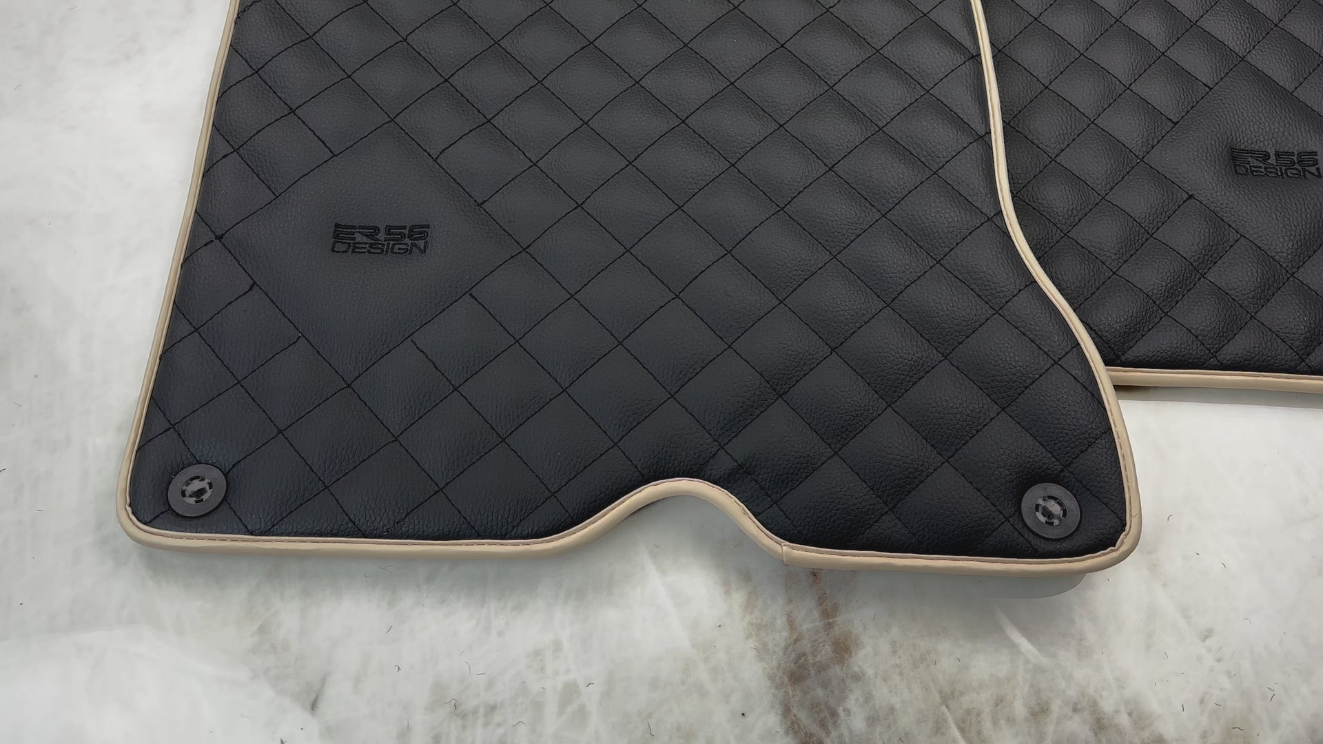 سجاد سيارات جلدية لفيراري كاليفورنيا تي (2015-2018) تصميم خياطة سوداء ER56 | حواف بيج - AutoWin