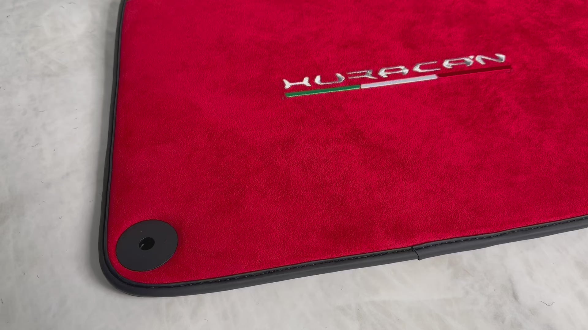 سجاد سيارة لامبورغيني هوراكان من جلد ألكنتارا الحمراء مع شعار هوراكان - AutoWin.EU