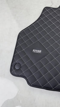 Tapis de voiture en cuir pour Ferrari 458 Spider (2012-2015) avec conception de couture blanche ER56