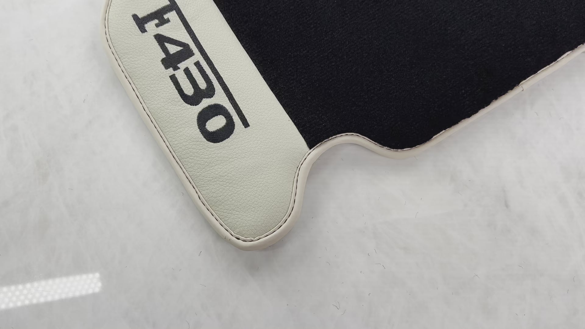 سجاد سيارات سوداء لفيراري F430 2004-2009 مع جلد بيج - AutoWin