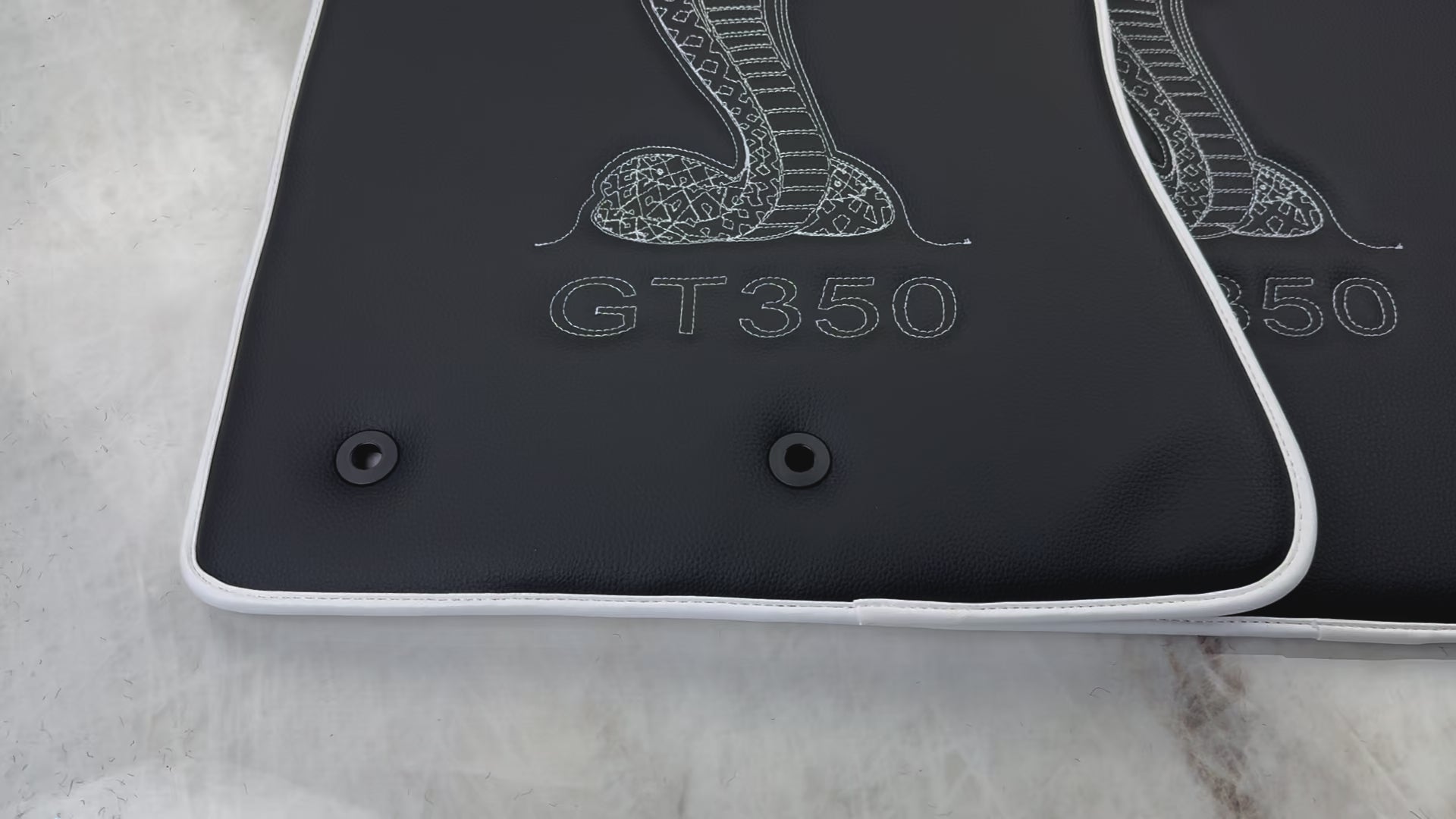 حصائر سيارات جلدية لفورد موستانج جي تي 350 شيلبي (2015-2021) مع خياطة كوبرا | حافة بيضاء - ER56 Design