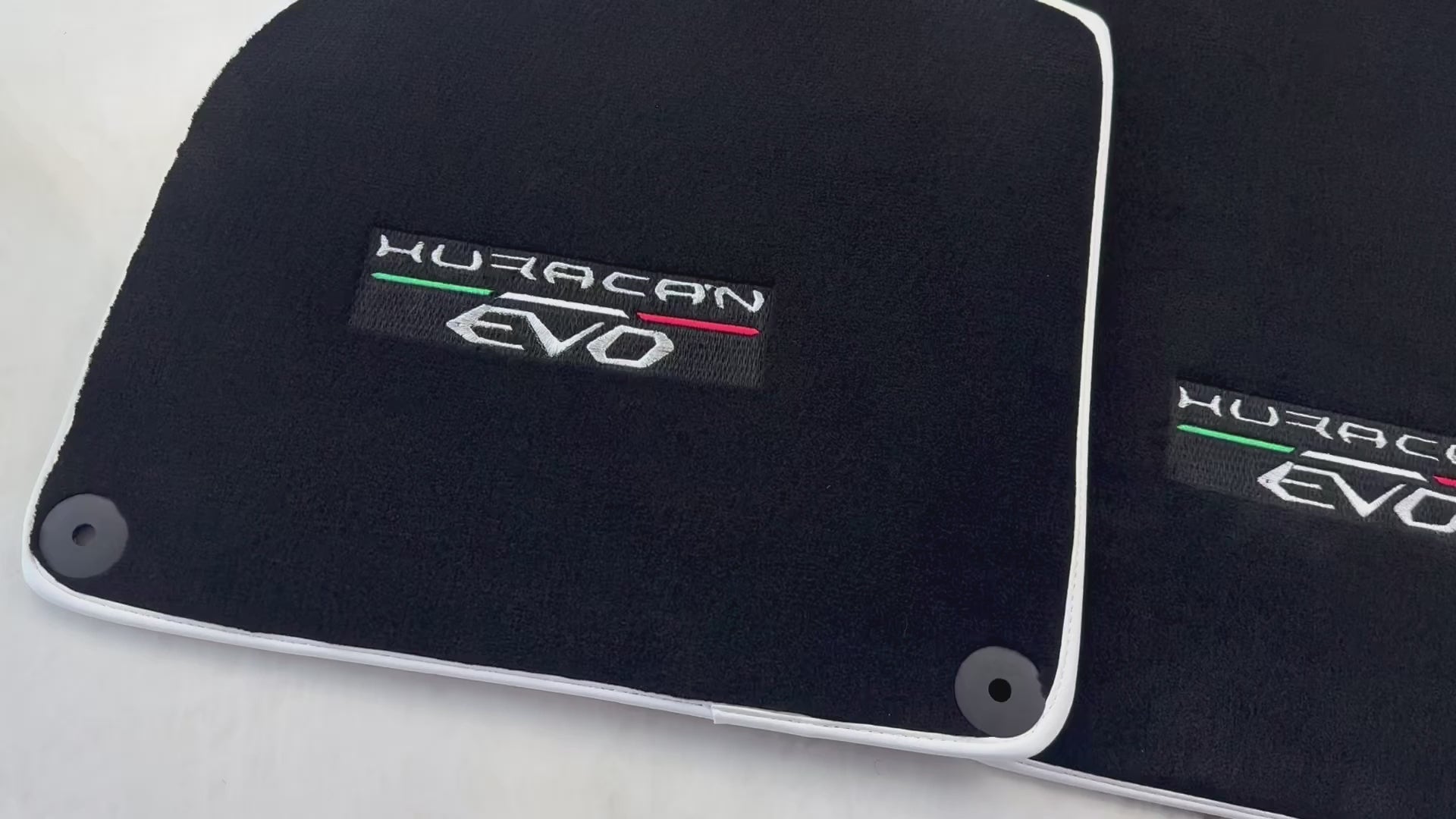 حصائر سيارات سوداء للامبورغيني هوراكان EVO (2019-2024) مع حواف بيضاء - AutoWin.EU