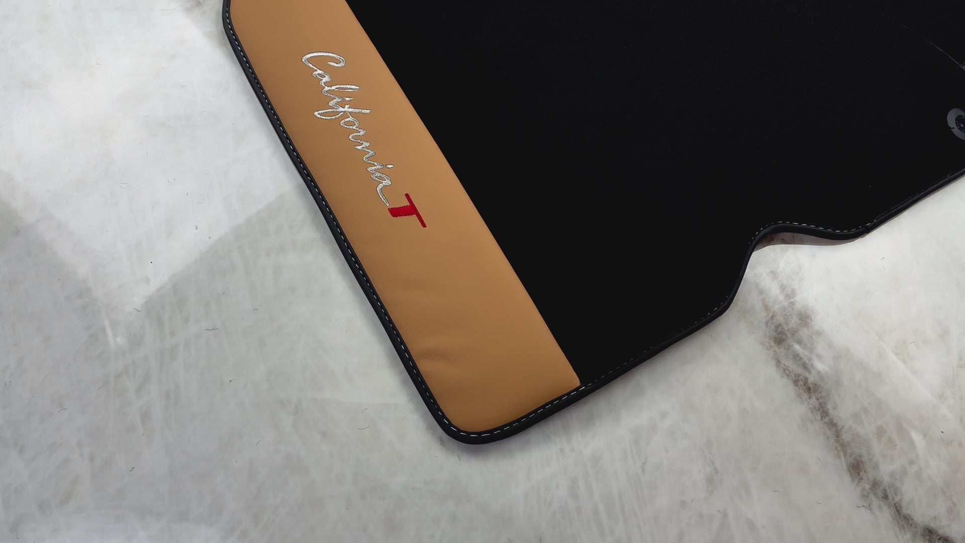 سجادات سيارات سوداء لفيراري كاليفورنيا تي (2015-2018) مع جلد نابا بيج - AutoWin