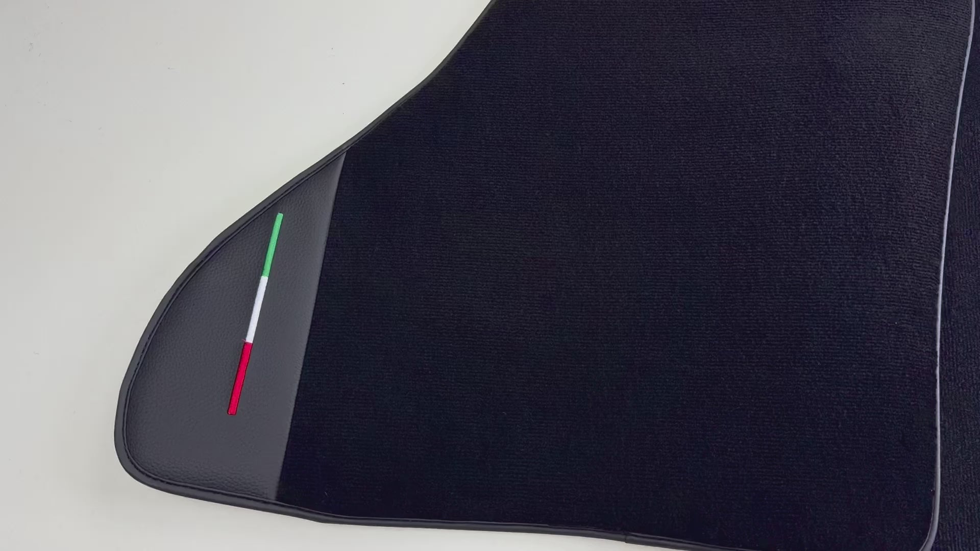 سجاد سيارة أسود لفيراري مونديل القابلة للتحويل (1983-1993) مع جلد | إصدار إيطالي - AutoWin.EU