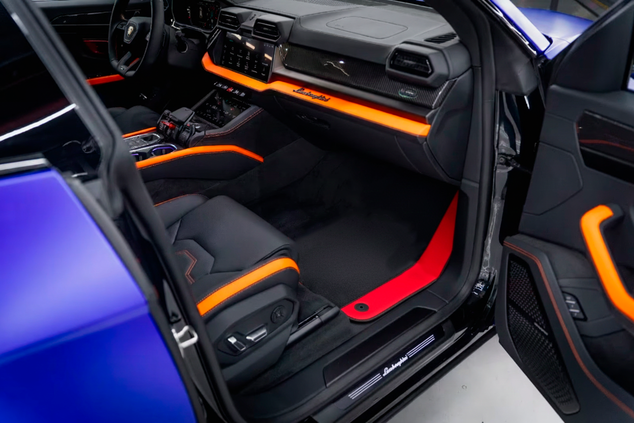 Tappetini neri personalizzabili per Lamborghini Urus con pelle rossa