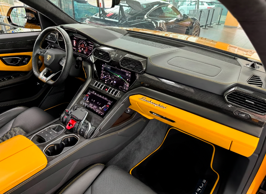 Tapis de voiture pour Lamborghini Urus noirs sur mesure avec bordure jaune